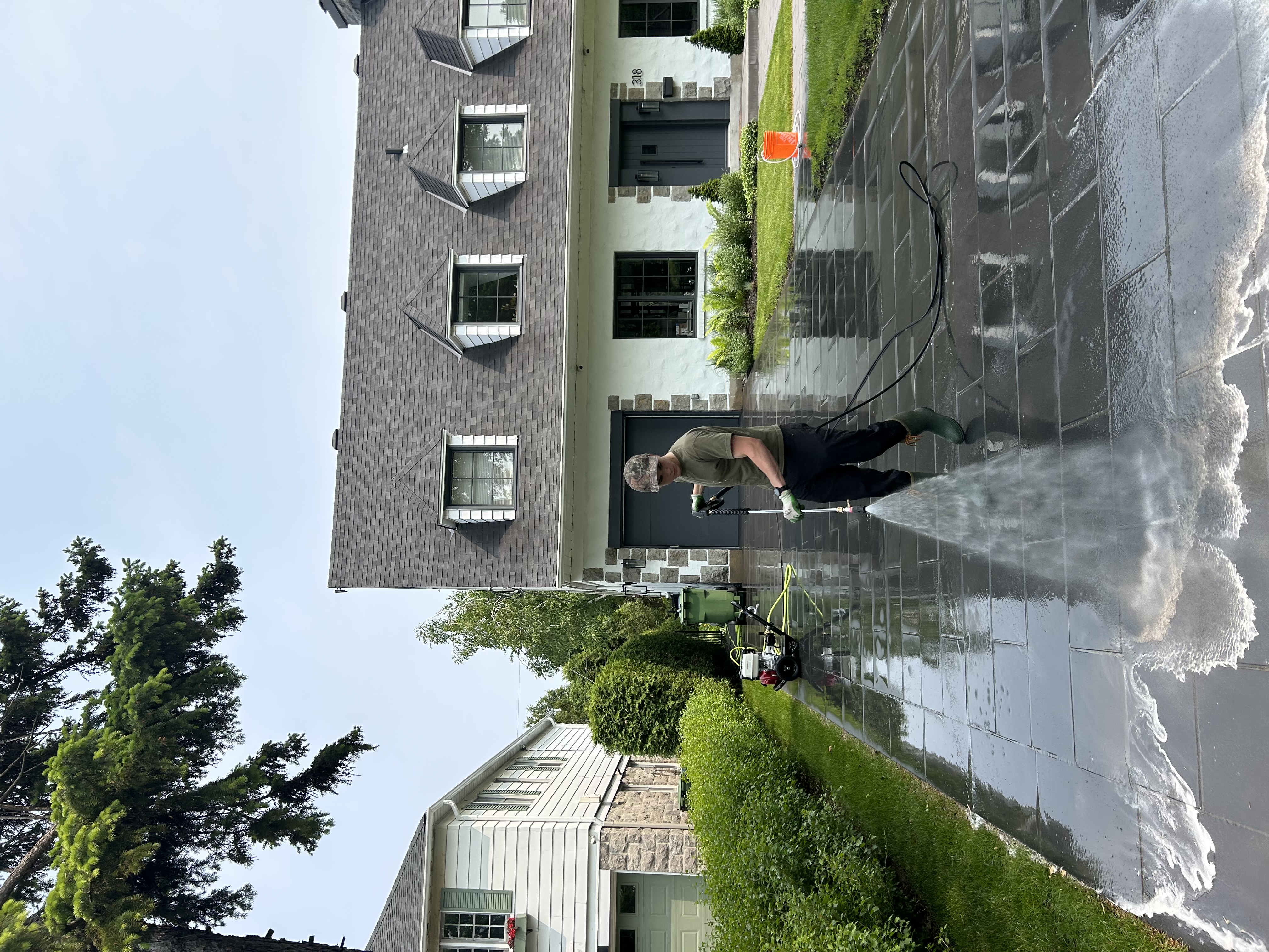 Lavage de vitres en cours